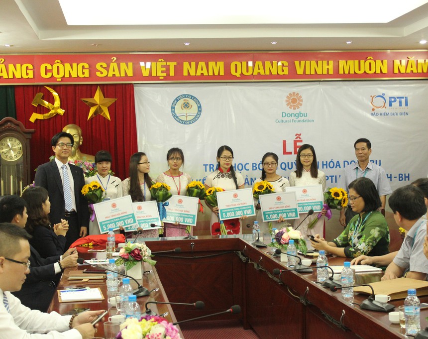 Quỹ văn hóa DONGBU và PTI tài trợ hơn 400 triệu đồng cho Học viện Tài chính